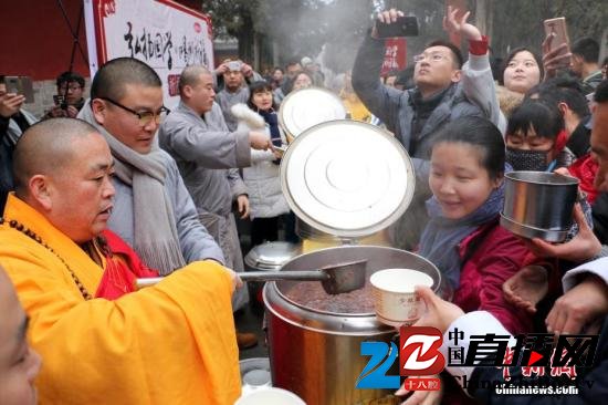 1月5日，农历腊月初八，为中国传统的“腊八节”，时值佛祖成道日，亦是佛教中的“法宝节”、“感恩节”。当天，释永信与少林僧众以广施腊八粥的形式，分别在少林药局门口、郑州市区、登封市区、少林寺各下院，以及海外少林文化中心等地设立施粥点，先后施粥逾二十万份。通过广施佛粥活动，传递佛教平等慈悲、圆融和合、生态环保的理念，弘扬传统民族文化。与民间的腊八粥有所不同的是，“少林五行腊八粥”由少林药局严格按照禅医古方配制，里面除糯米、黑米、五行豆（红豆、黄豆、绿豆、黑豆、芸豆）、桂圆等二十余种原料外，还加入了少林秘制药汁，文武火并用，熬制十余个小时而成，不仅香甜美味，更能滋补强身。岳龙 摄