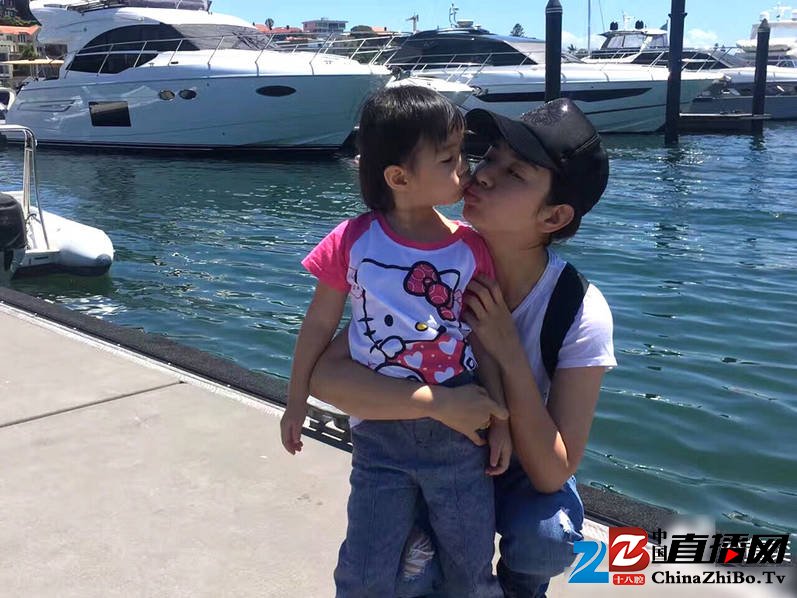 黄奕为女儿庆祝4岁生日 小铃铛穿粉裙俏皮可爱