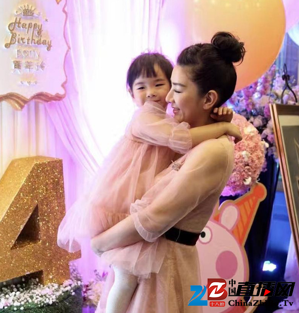 黄奕为女儿庆祝4岁生日 小铃铛穿粉裙俏皮可爱