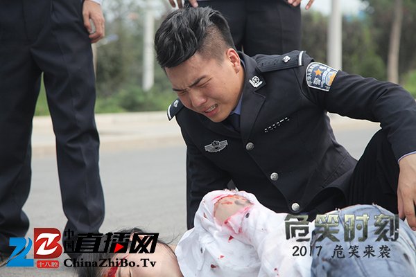 动作电影《危笑时刻》危笑来袭曝海报胜好莱坞大片(图3)