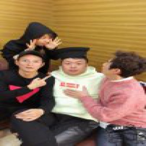 何炅晒快本后台合照：快乐家族等谢娜回来