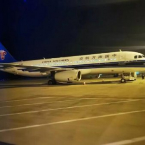 突发！载143人航班落地石家庄机场时紧急刹车避险