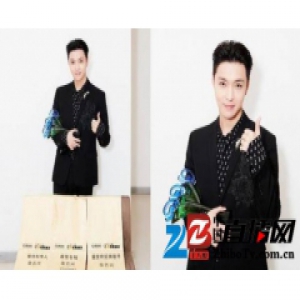 张艺兴连拿三项大奖！露酒窝傻笑不停：太快了吧