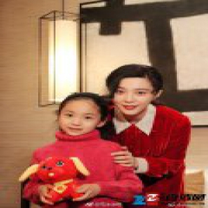 范冰冰与堂妹朵朵合照曝光 眼睛水灵神态相似