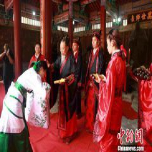 河北一高校逾千名毕业生接受汉式学士学位授予仪式