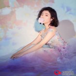 时尚穿搭新流行：华为P20极光色快快尝试下！