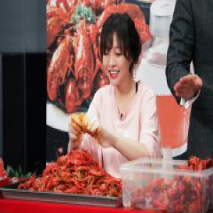北京：95斤美女大胃王一小时吃1000只小龙虾 自言从来没饱过