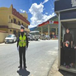 坚守岗位！4岁半女儿陪交警爸爸卡点上过父亲节