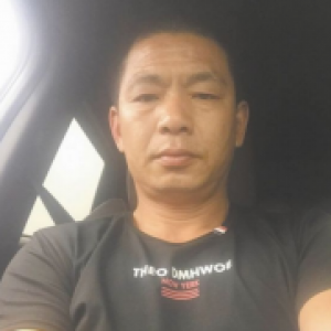 大巴司机在高速上突发脑中风，连撞护栏！关键时刻，有人握住了方向盘……