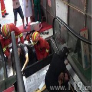 超市自动扶梯卡住女童手臂 母亲无暇理会指责只求孩子恢复