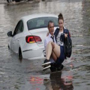俄罗斯暴雨引发洪涝 小哥“公主抱”解救数名女子