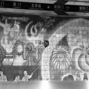 老伤、新创 地铁壁画雕塑受损迟迟不修有隐情