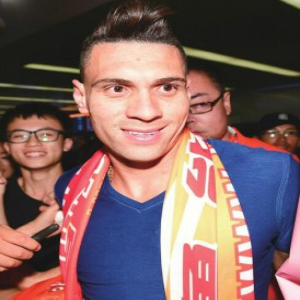 与你有约从此携手 鲁能新外援莫伊塞斯抵达济南