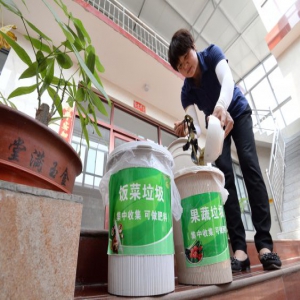 河北邯郸：村民进行垃圾分类处理 扮靓美丽乡村