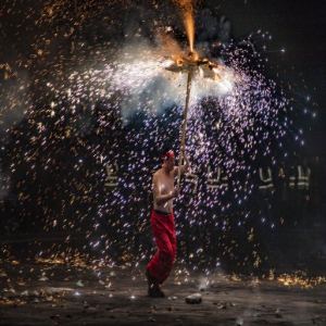 石家庄：井陉非遗焰火“老虎火”绚丽绽放