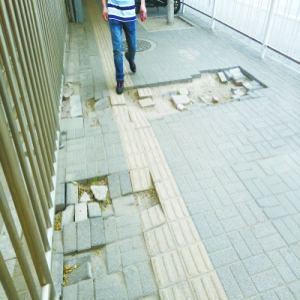 地铁房山线大葆台站外栏杆生锈地砖破碎座椅损坏