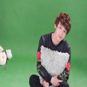 陈奕天继腹肌照后自然系列写真曝光 粉丝：绿得真好真潇洒