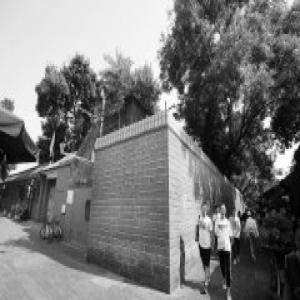 南锣鼓巷一古墙修缮完成初稿 仿古墙为游客挡住危险