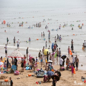 山东日照：海边度假村迎来旅游旺季 游人如织