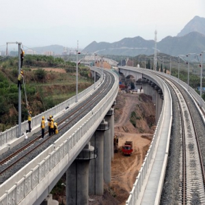 河北张家口：“简统化”接触网悬挂系统首次应用京张高铁
