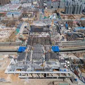 河北张家口：航拍京张高铁张家口南站工程施工正酣