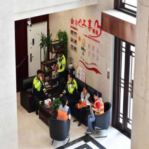 户外工作者“歇歇吧”亮相河北石家庄