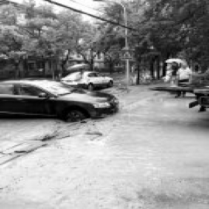 西便门外大街坑洼路上铺地毯下雨成陷阱