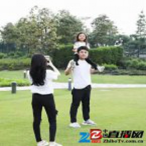 贾乃亮李小璐一家情侣装出游？绿草地亲密拍照