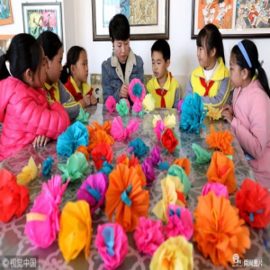  山东威海：小学生文明祭英烈 网上献花网下做纸花