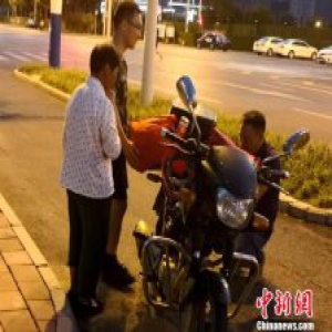 三伏天74岁老人步行11小时只为给儿子送菜吃(图)