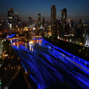 日本大阪河流约7万LED灯泡被点亮 浪漫蓝光点缀夜色