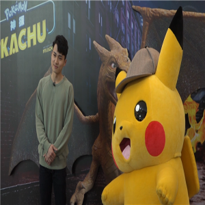 周嘉洛与毛茸茸神探Pikachu搞怪互动