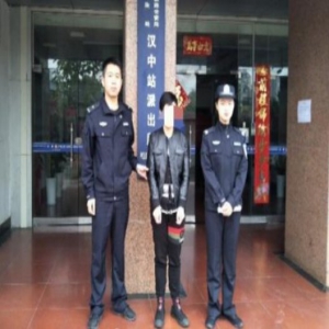 是个人才!逃犯女扮男被识破 企图蒙混过关因有点娘被看穿