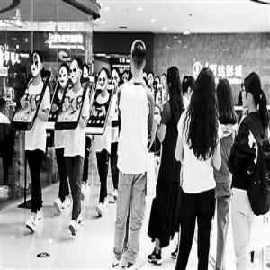 山西中学生背“手机枷锁”上街：呼吁放下手机享受生活