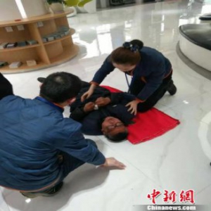 老人突发心绞痛倒地 女孩全程跪地12分钟施救