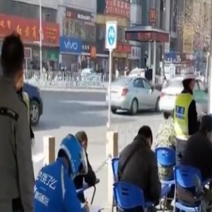 你的外卖请多等半小时！外卖小哥闯红灯被罚抄交规