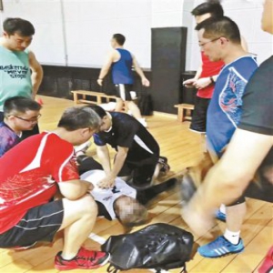 6位协和医生球场齐救猝死男子 网友热议“东单是世界最安全区域”