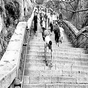 励志！残疾小伙用11小时在家人陪伴下倒立登上泰山