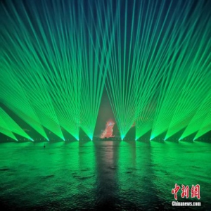 浙江温州上演绚丽夺目的山体灯光秀