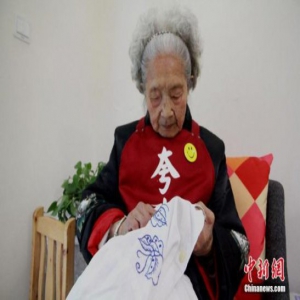 成都98岁“吃货”奶奶走红网络 长寿秘诀是心态