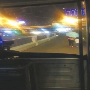 温暖！成都一公交司机用车灯照亮夜行母子前路