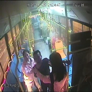 男子乘公交不付钱还脚踢司机 两女大学生劝阻