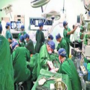 男子全身31处骨折抢救33天保住命 起因切割胶桶爆炸受伤