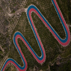 太原高海拔山顶现“云端上的彩虹公路”