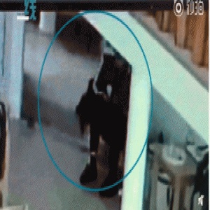 幼托老师被曝“摁娃”45分钟，如此“安抚”小心伤童