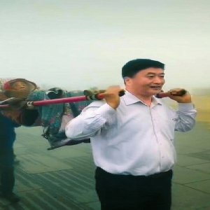 为老人圆梦 57岁孝子抬滑竿送97岁母亲上峨眉山