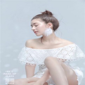 赵露思解锁杂志大片 纯白浪漫宛若仙子