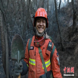 消防员彻夜扑救山西沁源山火 自带“烟熏妆”戳泪点