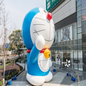 巨型哆啦A梦现身上海街头 成魔都新晋网红打卡点