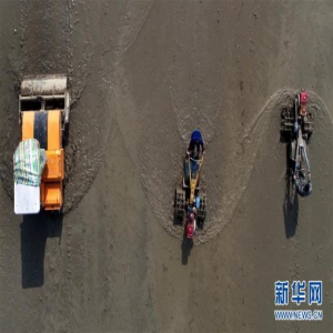 翻整田地备春耕